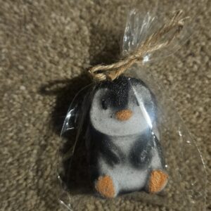 Mini penguin bath bomb